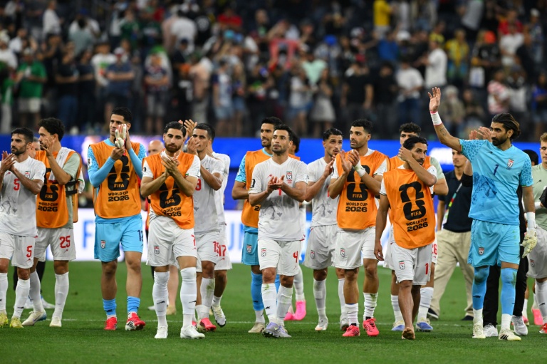Les joueurs iraniens saluent leurs supporters à l'issue du match de la Coupe du monde Iran-Nouvelle-Zélande au Los Angeles Stadium d'Inglewood, le 15 juin 2026