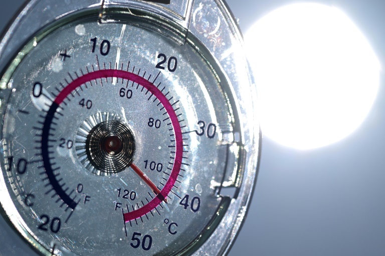 L'épisode, lié au changement climatique et qui a débuté jeudi, bouscule le pays, contraignant entre autres les écoles ou chantiers à s'adapter, voire à fermer