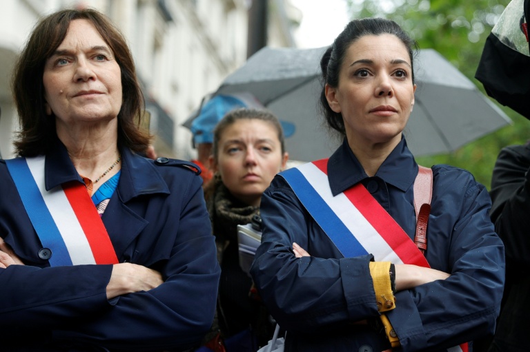 La sénatrice socialiste Laurence Rossignol (G) participe le 29 mai 2024 à Paris à une manifestation contre les violences sexistes et sexuelles dans le secteur de la santé, au côté de l'Insoumise Sophia Chikirou