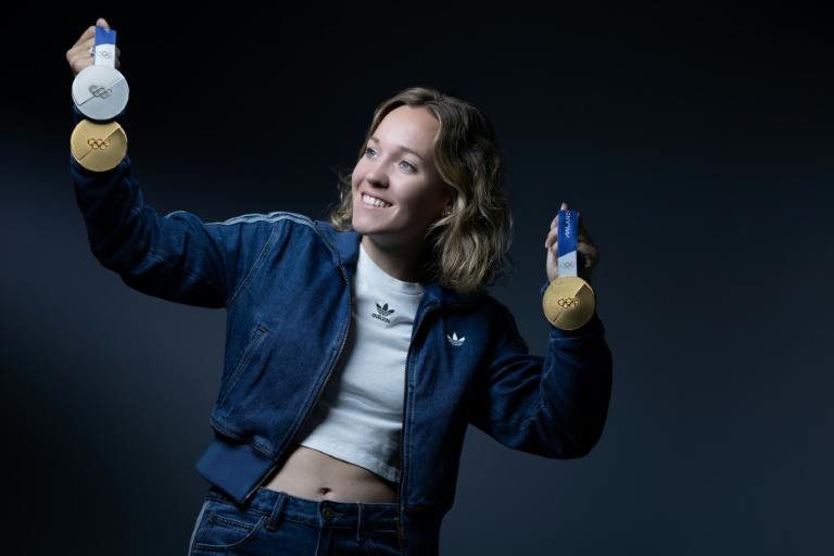 La biathlète française Océane Michelon, pose avec ses trois médailles olympiques, le 5 juin 2026 à Paris