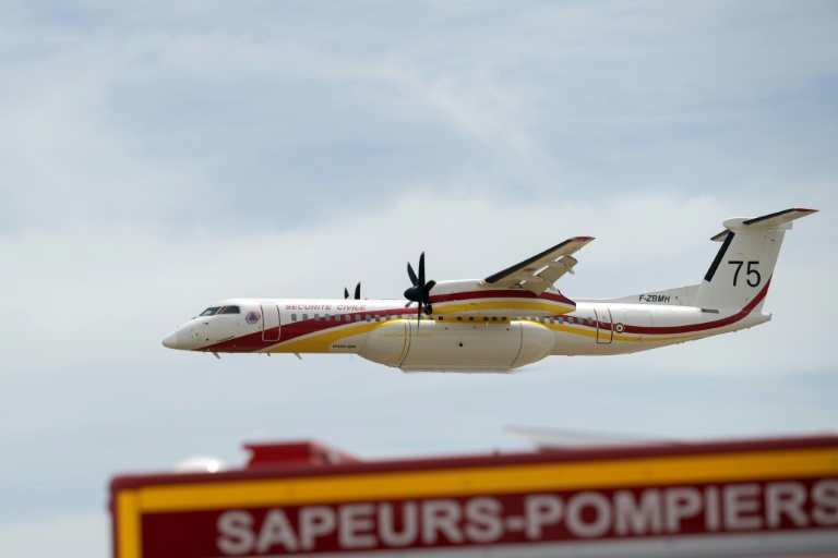 Un avion Dash 8-Q400MR lors d'une démonstration à l'occasion de la visite du ministre de l'Intérieur Laurent Nuñez pour le lancement de la campagne nationale de prévention des feux de forêt, le 4 juin 2026 à Nîmes, dans le Gard