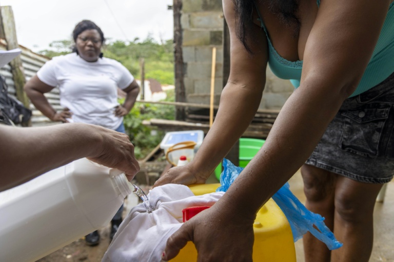 De l'eau provenant d'un puits est filtrée dans un tissu pour en retirer les impuretés, le 6 juin 2026 à Savane, un quartier de Matoury, en périphérie de Cayenne