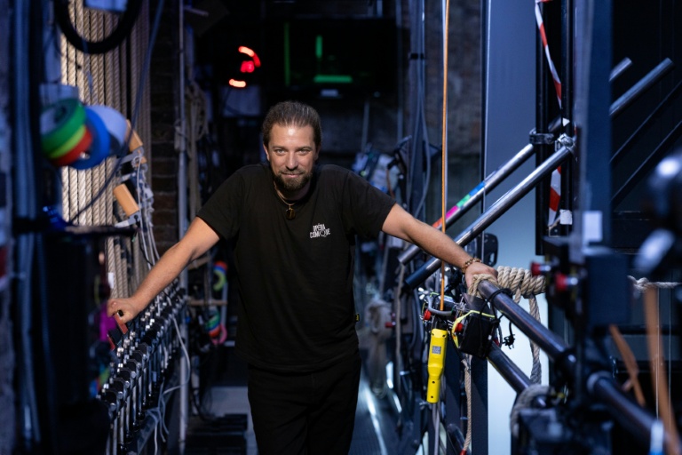Jérémie Strauss, cintrier à l'Opéra-Comique et dépositaire d'un métier appelé à s'automatiser, le 1er juin 2026 à Paris