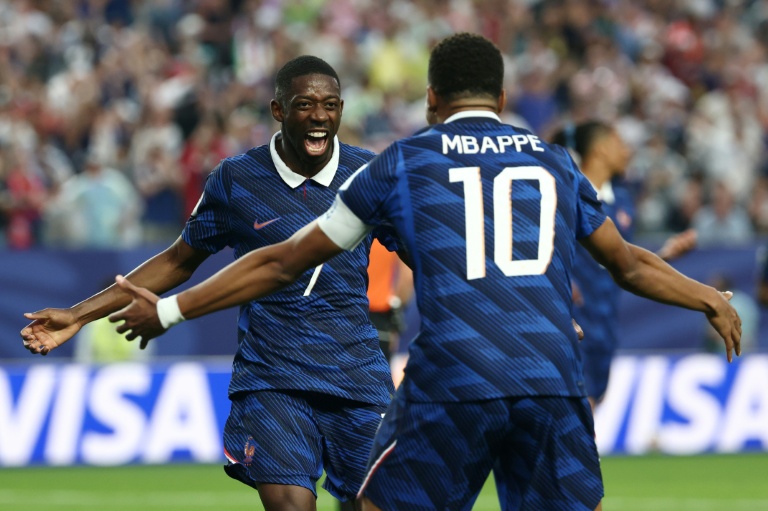Le capitaine des Bleus Kylian Mbappé (à droite), auteur d'un doublé contre l'Irak lors de la Coupe du monde 2026, le 22 juin 2026 à Philadelphie, célèbre son but avec Ousmane Dembélé (àgauche)