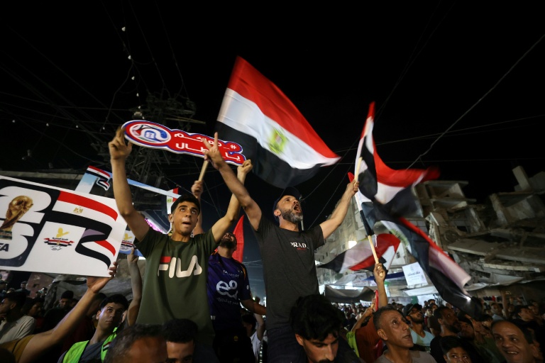Des fans de football exultent durant le matchBelgique-Egypte du Mondial, le 15 juin 2026