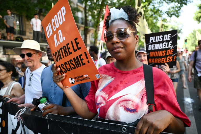 Des participants à une marche contre le racisme et l'extrême droite, à l'appel du maire LFI de Saint-Denis Bally Bagayoko, le 21 juin 2026 à Paris