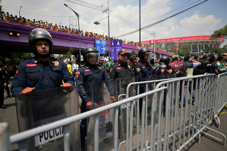 Des policiers mexicains déployés, aux abords du stade Azteca, le 11 juin 2026