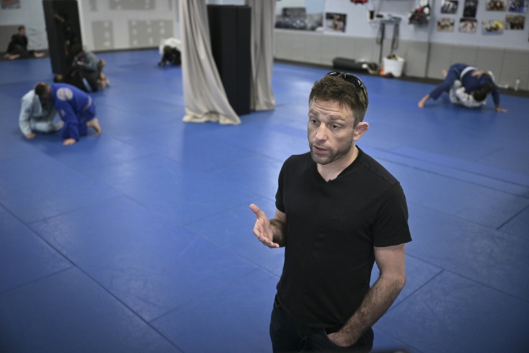 Ryan Hall, dans son centre d'entraînement Fifty/50 Martial Arts Academy, le 2 juin 2026 à Falls Church, Virginie