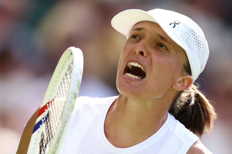 La Polonaise Iga Swiatek qualifiée dans la douleur pour le deuxième tour de Wimbledon, le 30 juin 2026 à Londres