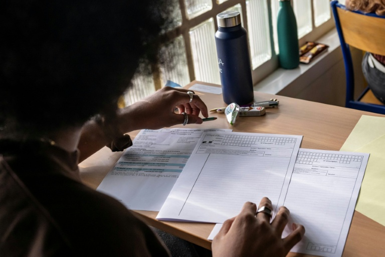 Un lycéen devant sa feuille pour l'examen du bac français à Marseille, le 11 juin 2026