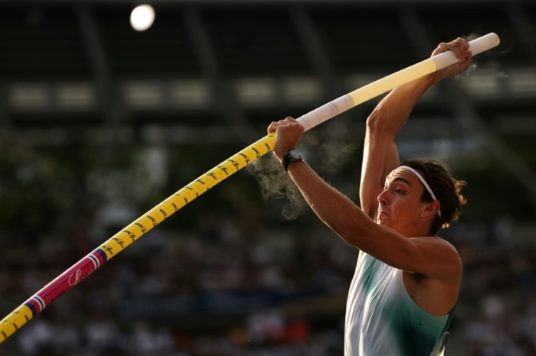 Le Suédois Armand Duplantis au concours de la perche du meeting de Ligue de diamant de Paris le 28 juin 2026 au stade Charléty