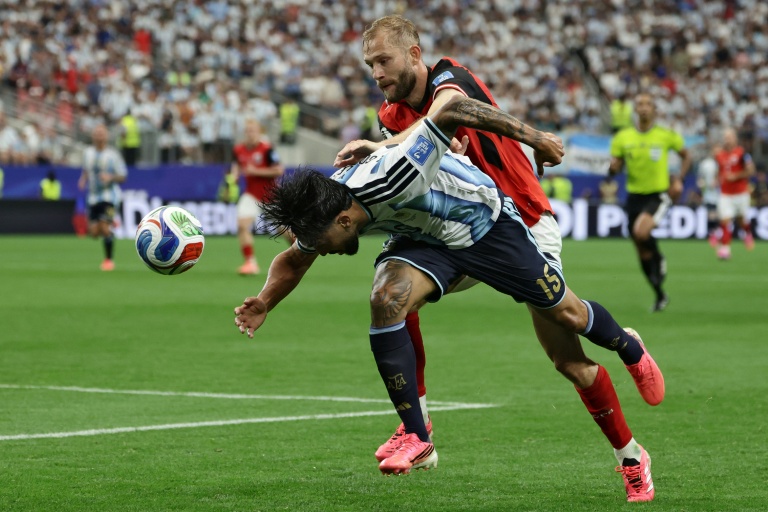 L'attaquant argentin Nicolas Gonzalez (au premier plan) et le milieu de terrain autrichien Konrad Laimer (au second plan) lors de la Coupe du Monde 2026, le 22 juin 2026 à Arlington (Texas)