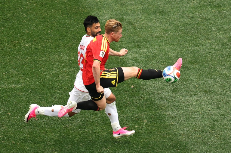 Le joueur de la Belgique Kevin de Bruyne en action face à l'Iranien Hossein Kanani, lors du match nul entre les deux équipes au Mondial, le 21 juin 2026 à Los Angeles