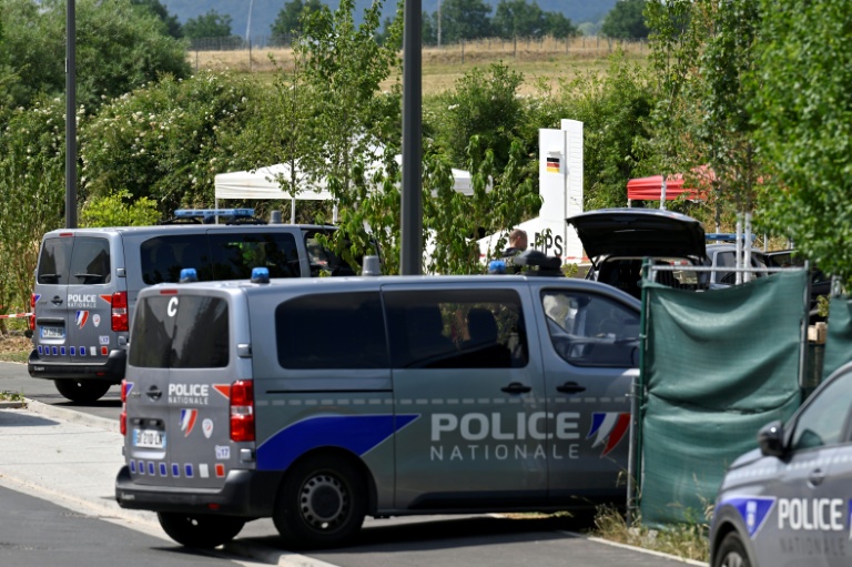 Des véhicules de police près de l'épave d'un avion léger Pilatus PC-6 qui s'est écrasé à Tomblaine, près de Nancy, le 28 juin 2026 en Meurthe-et-Moselle