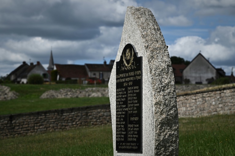 Un monument aux morts portant une liste de soldats tués lors de la Première Guerre mondiale dans le  cimetière de Le Bourg-d'Hem, dans la Creuse, le 1er juin 2026