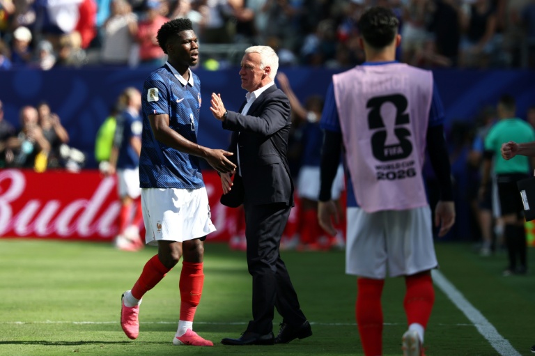 Tchouameni en discussion avec le sélectionneur Didier Deschamps durant le match contre le Sénégal.