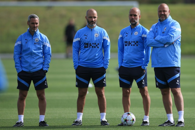 Au centre, l'Italien Enzo Maresca au côté de l'Espagnol Pep Guardiola, lorsqu'il était son adjoint à Manchester City, le 13 septembre 2022 à Manchester
