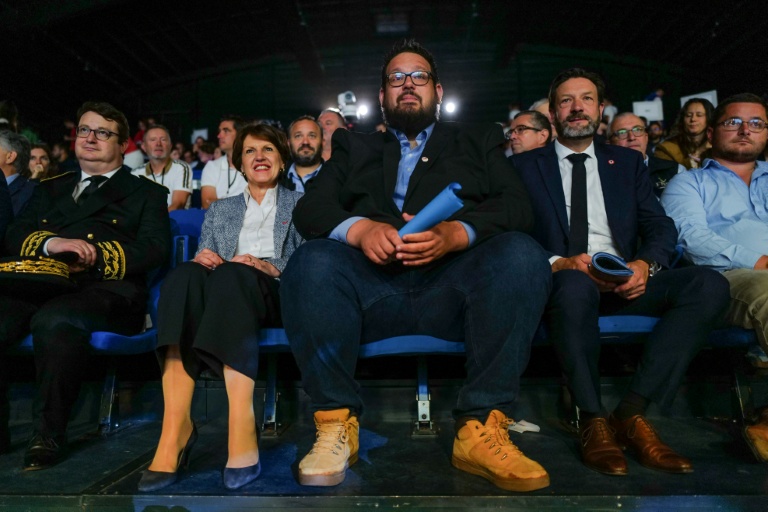 Le nouveau président des Jeunes Agriculteurs Jocelyn Dubost, au centre, à Bourg-en-Bresse le 4 juin 2026, dans l'Ain