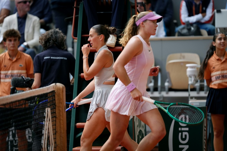 L'Ukrainienne Marta Kostyuk (g) et la Russe Mirra Andreeva (d) regagnent leur coin sans se serrer la main à la fin de leur demi-finale à Roland-Garros le 4 juin 2026 à Paris
