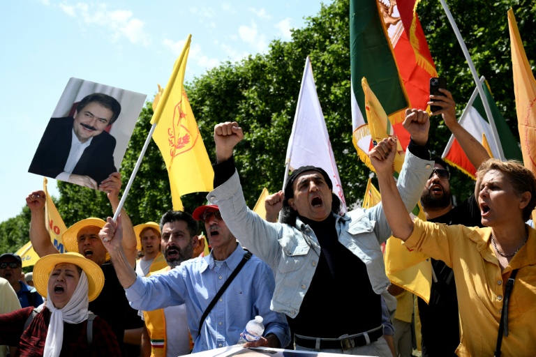 Manifestation non autorisée en soutien à l'opposition iranienne, près de la place Vauban, à Paris, le 20 juin 2026