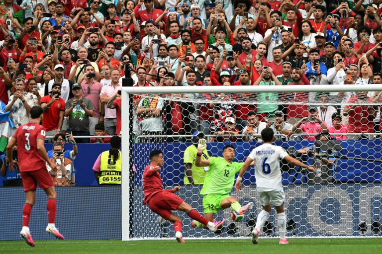Cristiano Ronaldo tire au but lors du match de Coupe du monde contre le Portugal mardi à Houston.