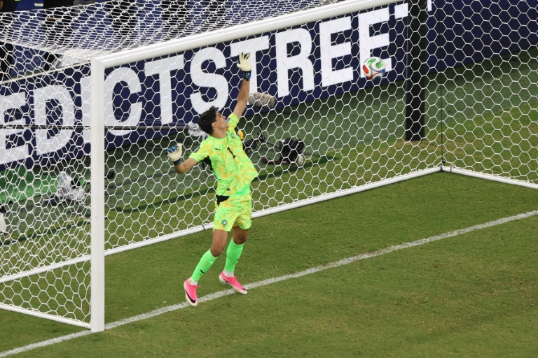 Le gardien du Maroc Yassine Bounou arrête le penalty du Néerlandais Crysencio Summerville en 16es de finale du Mondial, le 29 juin 2026 à Monterrey (Mexique)