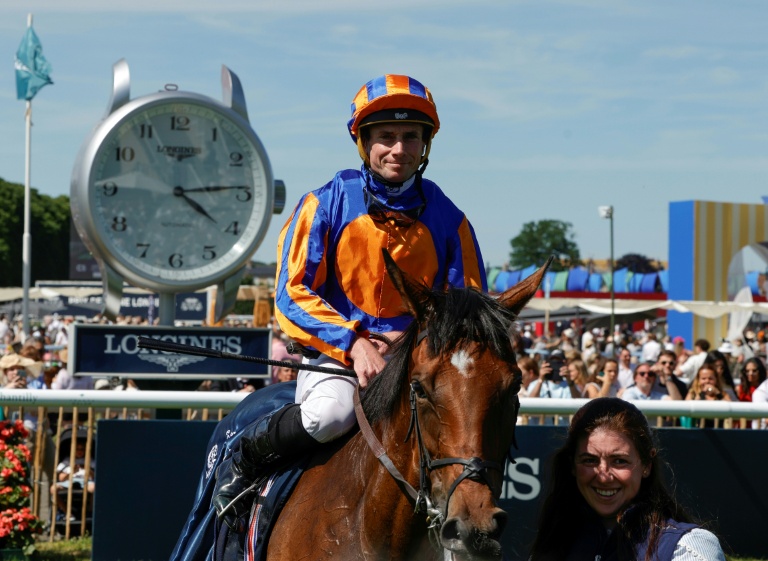 Le jockey anglais Ryan-Lee Moore et la pouliche Diamond Necklace, victorieux du 177e Prix de Diane à Chantilly, le 14 juin 2026 dans l'Oise