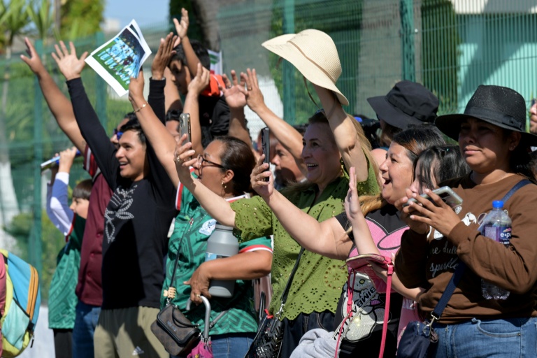 Des supporters mexicains acclament l'équipe d'Iran, à Tijuana, le 10 juin 2026