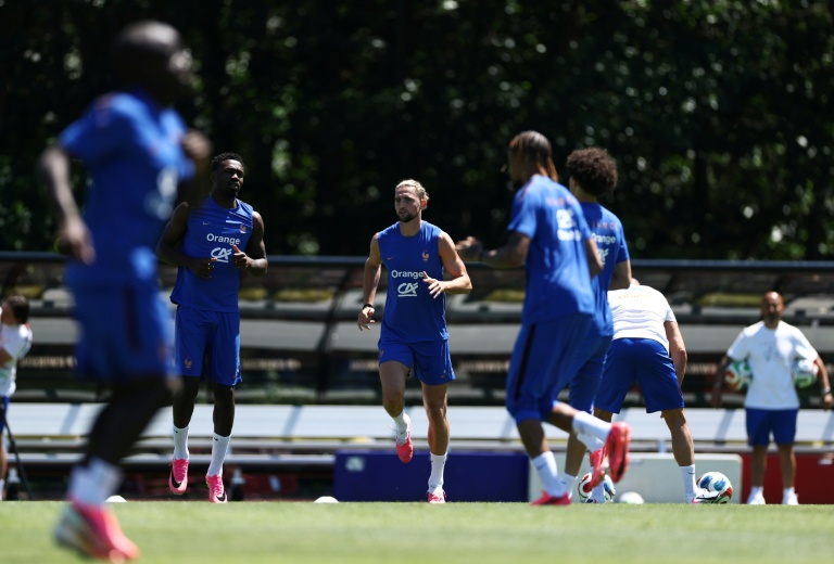 Un des membres du double pivot des Bleus Adrien Rabiot (au centre) à l'entraînement au camp de base de Bentley, le 14 juin 2026