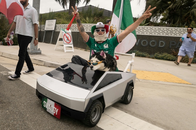 Un supporter mexicain fan du DJ Swagrman se rend au match opposant l'Iran à la Belgique à Inglewood, dans le Grand Los Angeles, le 21 juin 2026