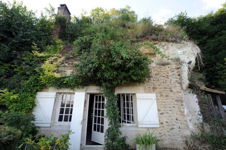 A Troo (Loir-et-Cher), une dizaine d'habitations entièrement creusées dans la roche sont occupées à l'année ou proposées en location saisonnière