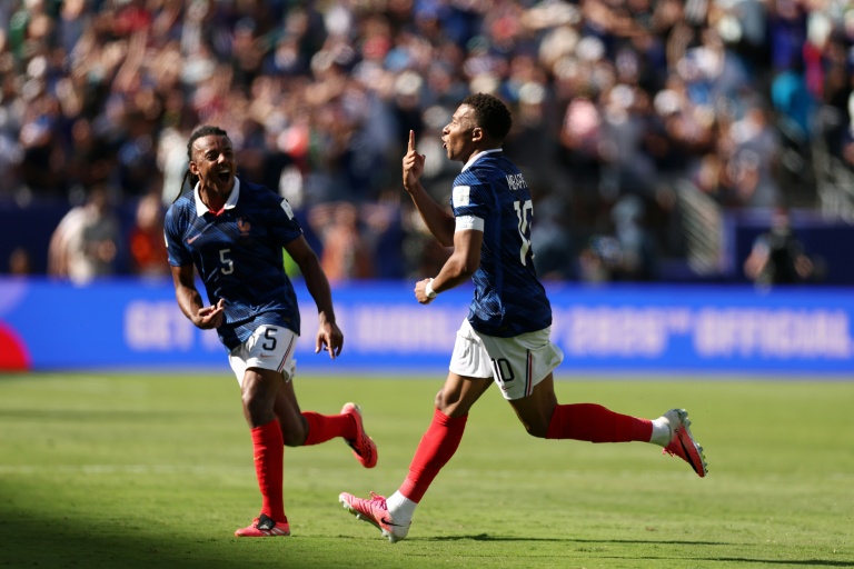 Kylian Mbappe (D) célèbre son deuxième but lors de la victoire 3 à 1 de la France contre le Sénégal, le 16 juin 2026 à East Rutherford près de New York