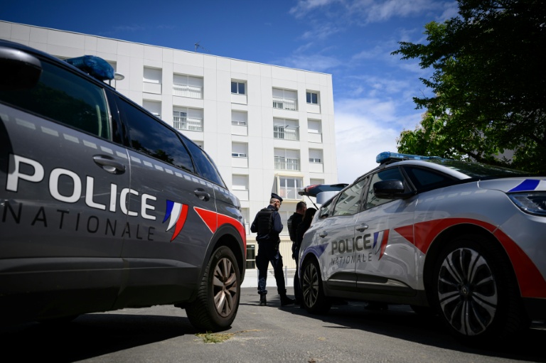 Des policiers et soldats près du lieu où un jeune homme a été abattu dans un quartier populaire de Nantes, le 4 juin 2026 en Loire-Atlantique