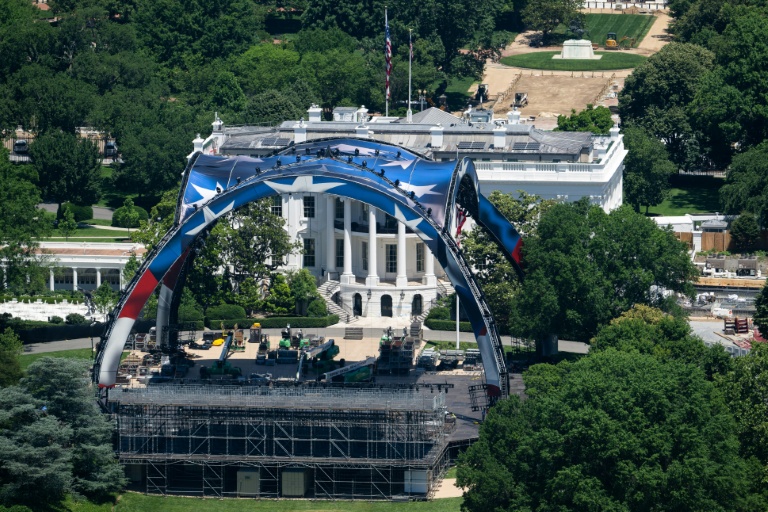 Des travaux sont en cours devant la Maison Blanche pour installer un octogone de MMA, le 31 mai 2026 à Washington
