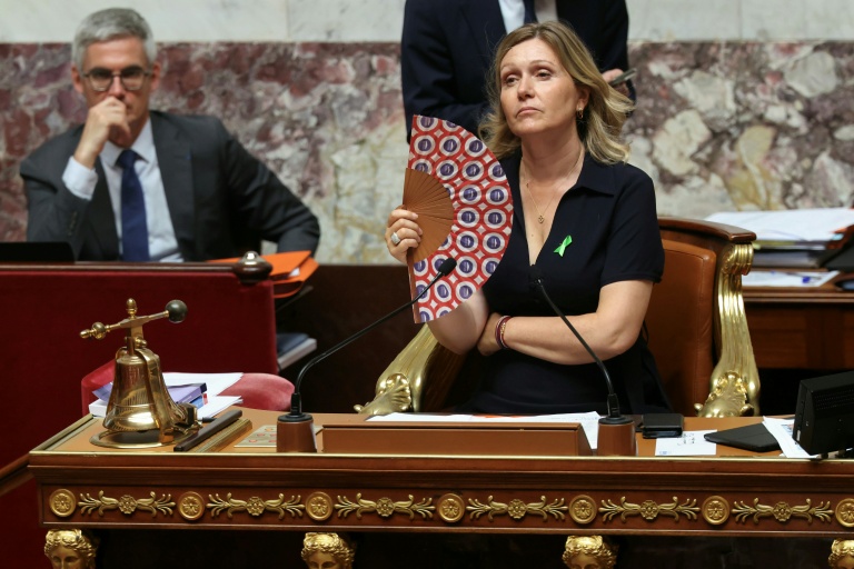 La présidente de l'Assemblée nationale, Yaël Braun-Pivet, s'évente lors des questions au gouvernement à l'Assemblée nationale, le 23 juin 2026 à Paris
