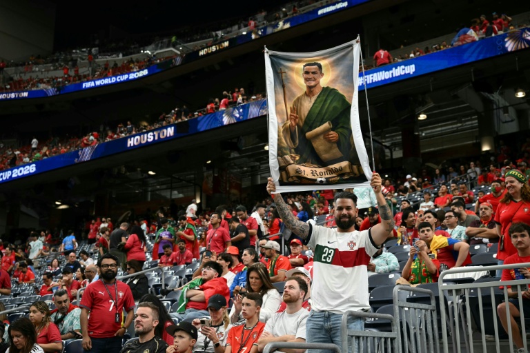 Un supporter du Portugal brandit une bannière à l'effigie de Cristiano Ronaldo, le 17 juin 2026 à Houston, lors d'un match du Mondial contre la RD Congo