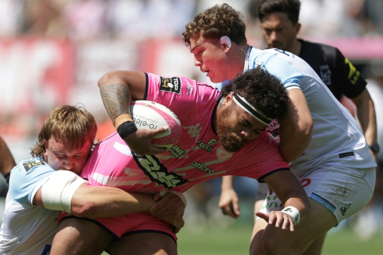 Le deuxième ligne anglais de Bayonne, Alexander Moon (g.), plaque le centre français du Stade Français, Tani Vili, lors du match de Top 14 entre le Stade Français et l'Aviron Bayonnais, à Paris, le 30 mai 2026