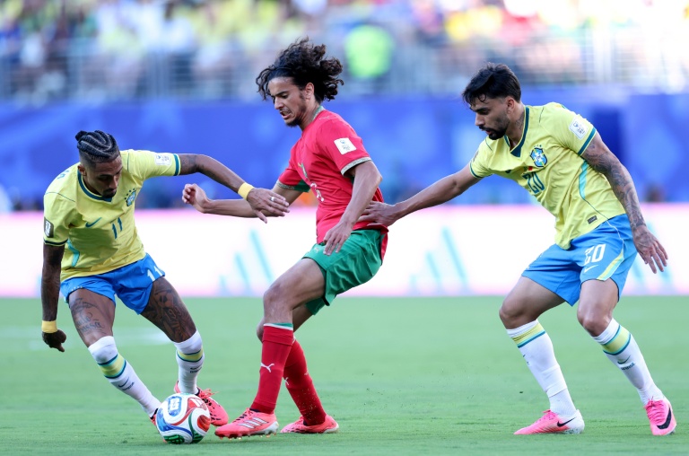 Le jeune milieu marocain Ayyoub Bouaddi, à la lutte avec les Brésiliens Raphinha et Lucas Paqueta, lors du premier match du groupe C au Mondial-2026 entre le Brésil et le Maroc, le 13 juin 2026 à East Rutherford dans la banlieue de New York