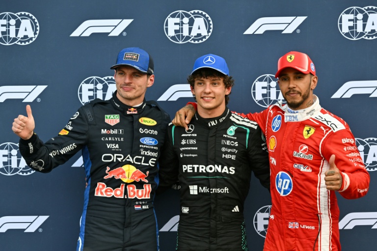 Les trois premiers des qualifications du GP de Monaco, Max Verstappen (G, 2e), Kimi Antonelli (C, 1er) et Lewis Hamilton (D, 3e), le 6 juin 2026