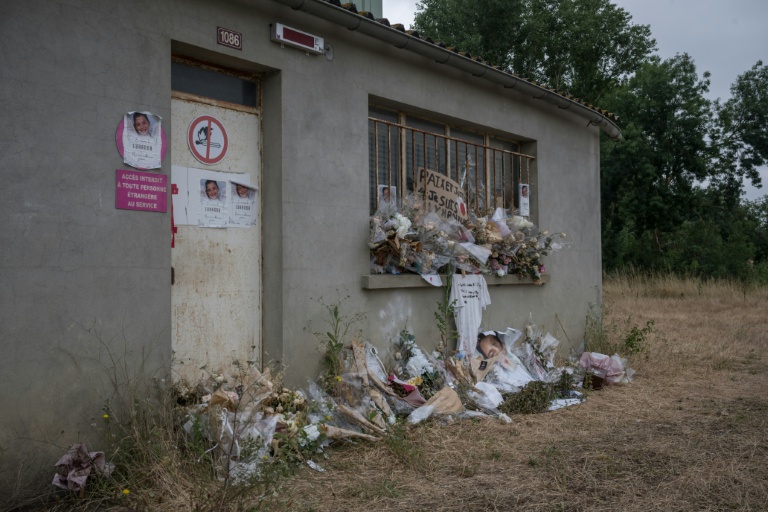 Des fleurs déposées près d'un silo agricole à Puycasquier, où a été retrouvé le corps de la collégienne Lyhanna, le 16 juin 2026 dans le Gers