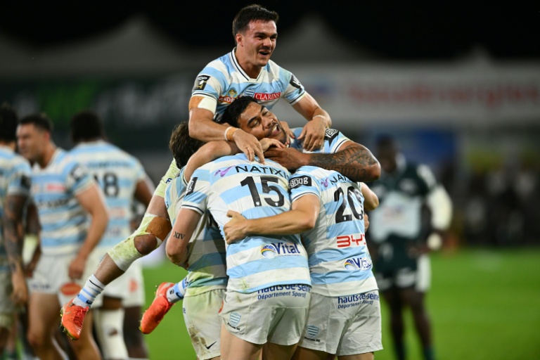 Les joueurs du Racing 92 célèbrent leur qualification pour les demi-finales de Top14 après leur victoire en barrage contre Pau, le 13 juin 2026