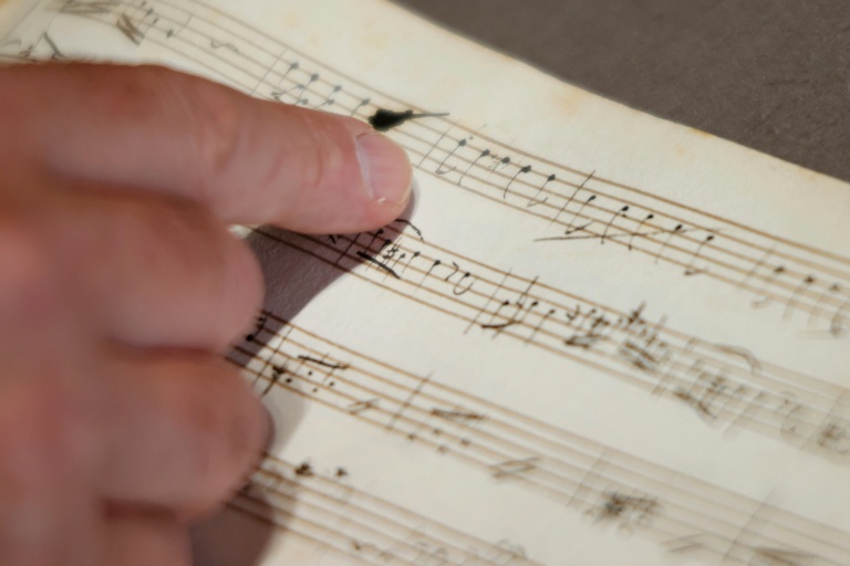 Un cahier de composition de Wolfgang Amadeus Mozart, manuscrit autographe comprenant sept pièces pour harpe et flûte, à la Bibliothèque nationale de France (BnF), à Paris  le 15 juin 2026