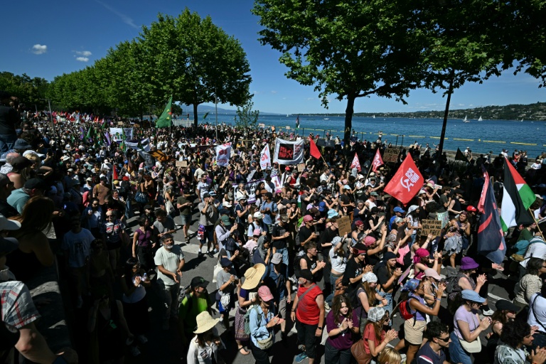 Des manifestants participent à un rassemblement organisé par la coalition 