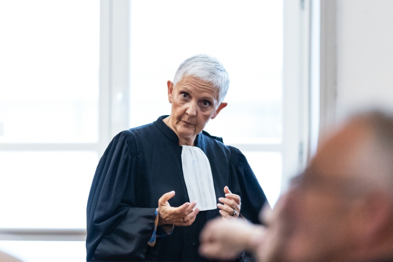 Fabienne Roy-Nansion (G), avocate des parties civiles, au tribunal de Saint-Omer (Pas-de-Calais), le 8 juin 2026