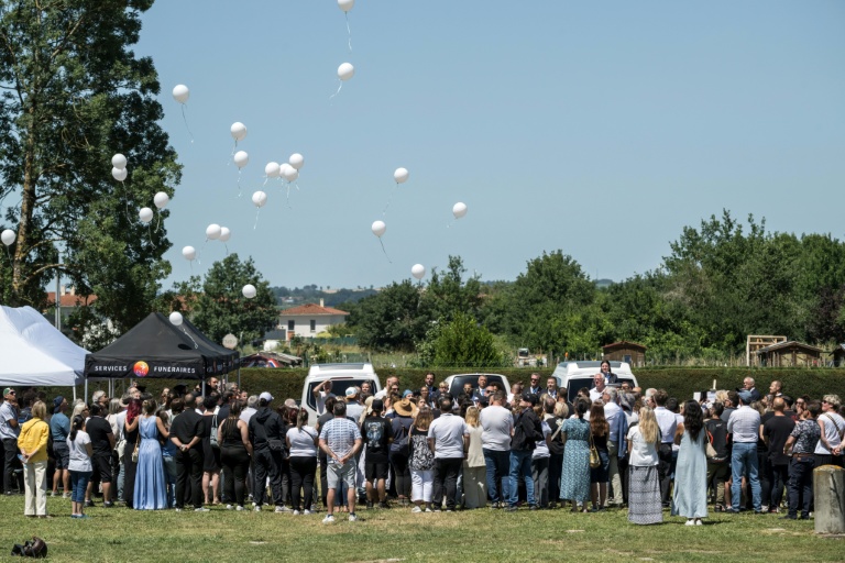 Des personnes en deuil lâchent des ballons blancs lors des obsèques de Lyhanna, une fillette de 11 ans, à Fleurance, dans le sud-ouest de la France, le 12 juin 2026