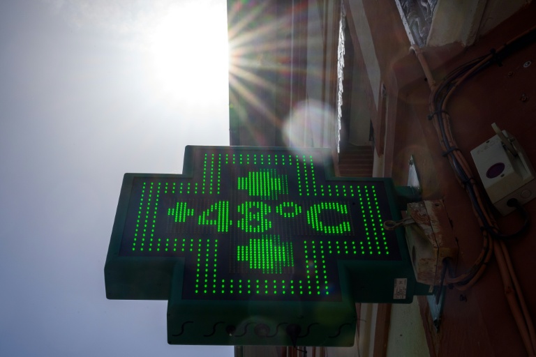L'enseigne d'une pharmacie indique une température de 48°C à Toulouse, le 24 juin 2026, alors qu'une vague de chaleur s'abat sur la France