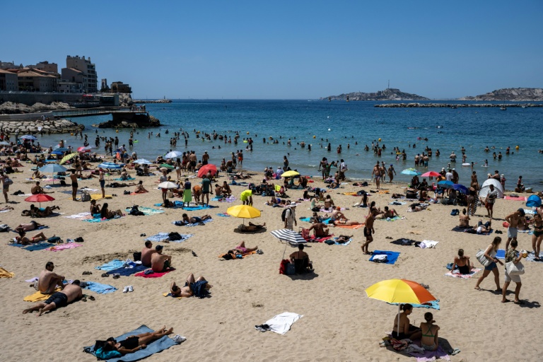 Une plage à Marseille alors que la canicule s'étend au sud-est de la France, le 20 juin 2026