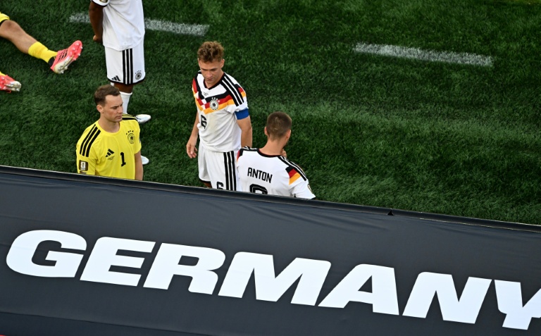 Le gardien allemand Manuel Neuer, le capitaine Joshua Kimmich et le défenseur Waldemar Anton après l'élimination aux tirs au but de l'Allemagne par le Paraguay en 16e de finale de la Coupe du monde le 29 juin 2026 à Foxborough