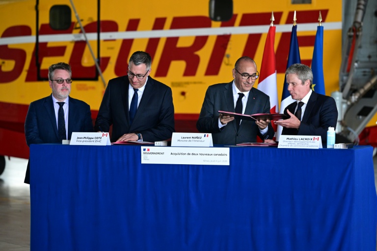 Le ministre de l'Intérieur Laurent Nuñez (2e d) lors de la signature d'un accord sur l'acquisition de deux avions De Haviland Canadair DHC-515, à la base aérienne de sécurité civile de Nîmes, le 4 juin 2026 dans le Gard