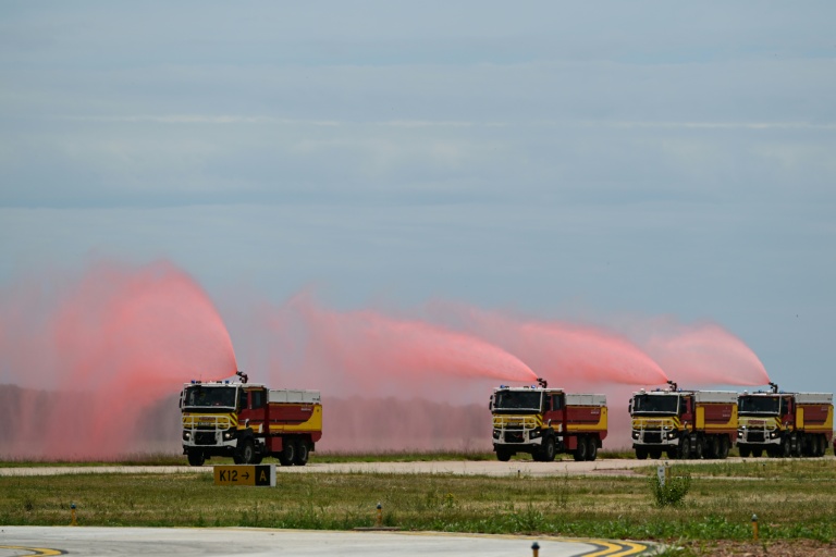 Des camions de pompiers pulvérisent du retardant lors d'une démonstration à l'occasion de la visite du ministre de l'Intérieur Laurent Nuñez pour le lancement de la campagne nationale de prévention des feux de forêt, le 4 juin 2026 à Nîmes, dans le Gard